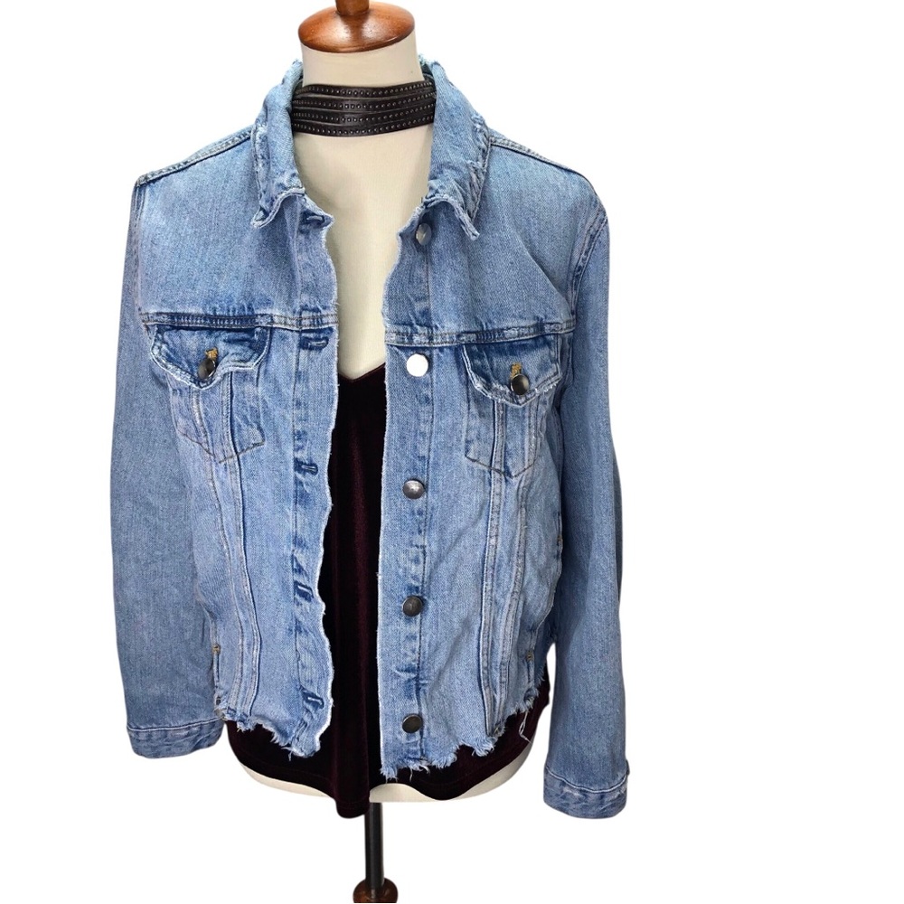 Zara TRF Denim Cropped Jacket Sz M Casual Lighwash Grunge Distressed Hem Boho